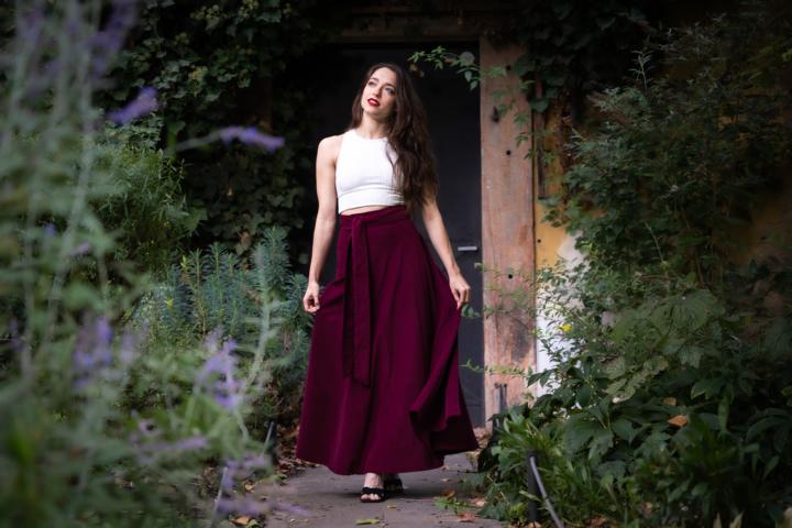 Bordó, barva vášně a elegance: příběh naší manšestrové sukně - Pangeas