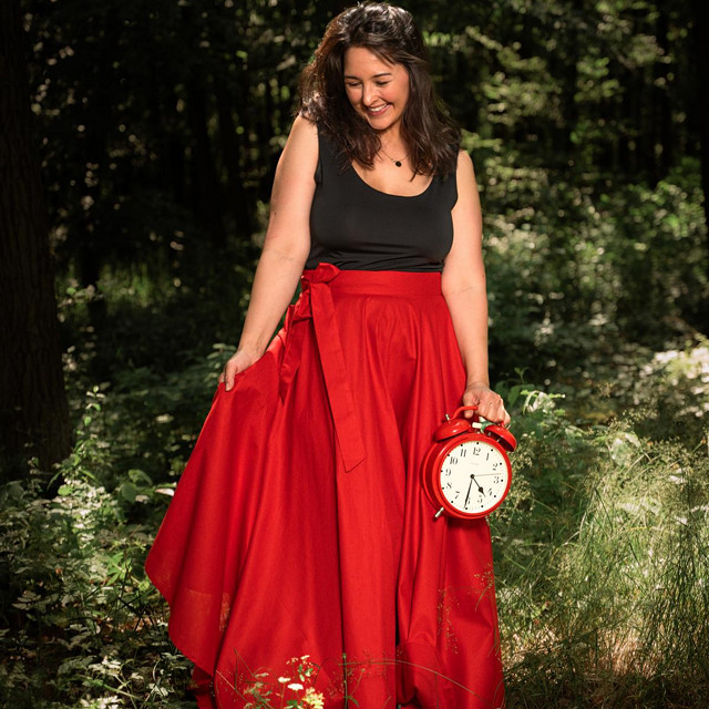 Co s ženou udělá červená sukně? - Pangeas