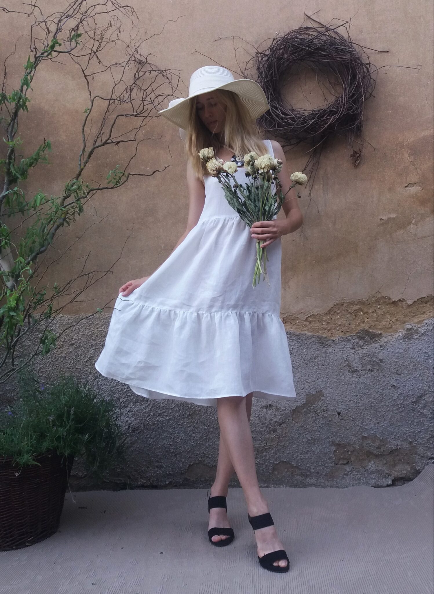 Bílé lněné letní krátké šaty – ideální na léto