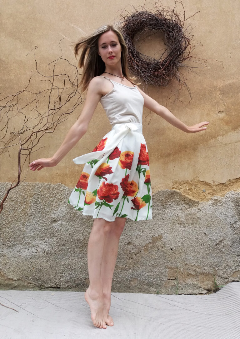 Krátká zavinovací sukně - dvojítá s růžemi