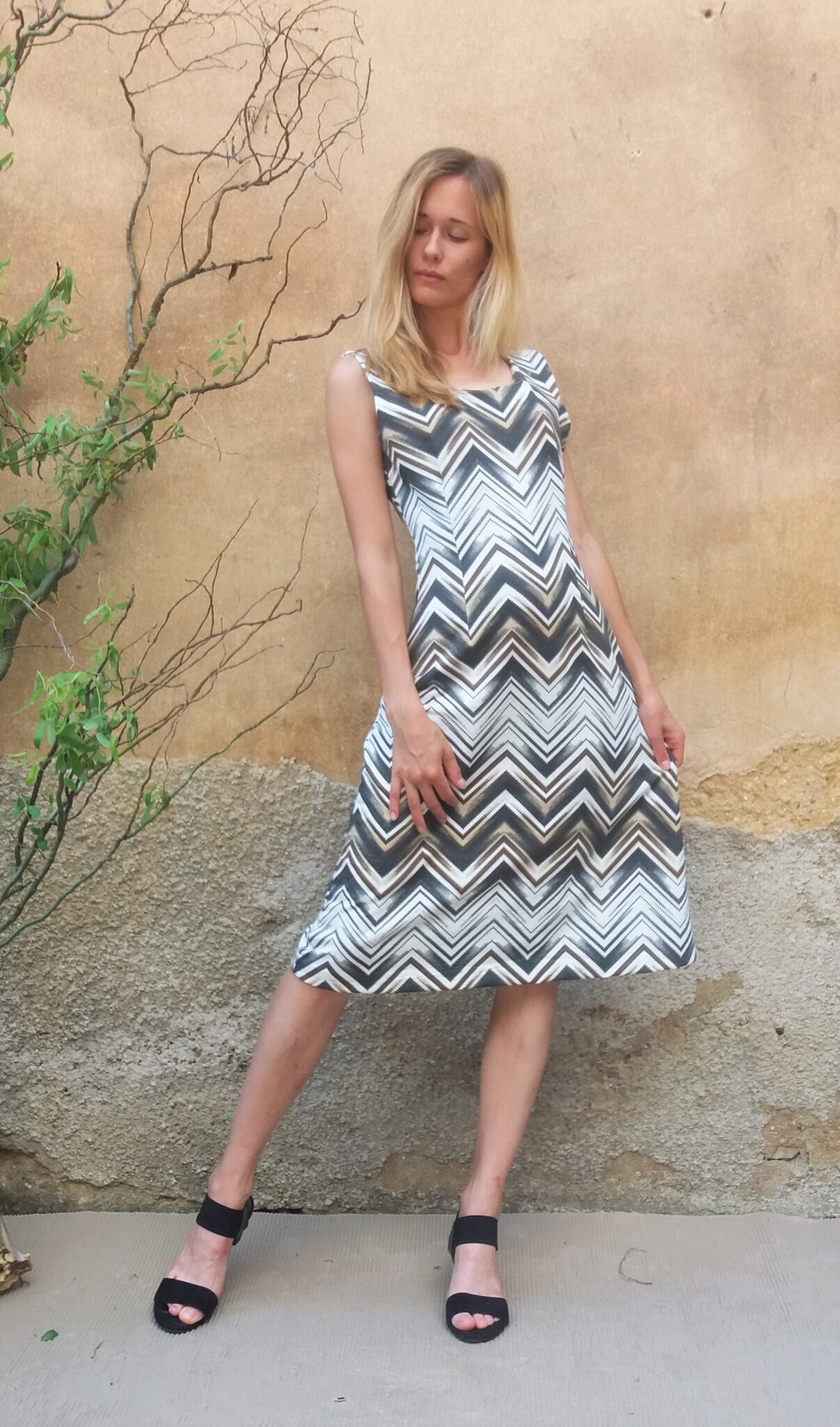 Krátké úpletové šaty černohnědý chevron