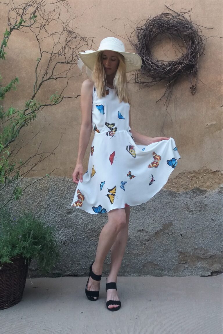 Krátké šaty motýlí bez rukávů