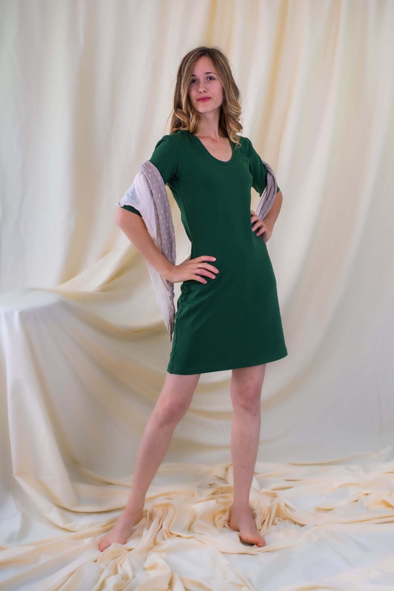 Krátké smaragdové šaty bez kapes