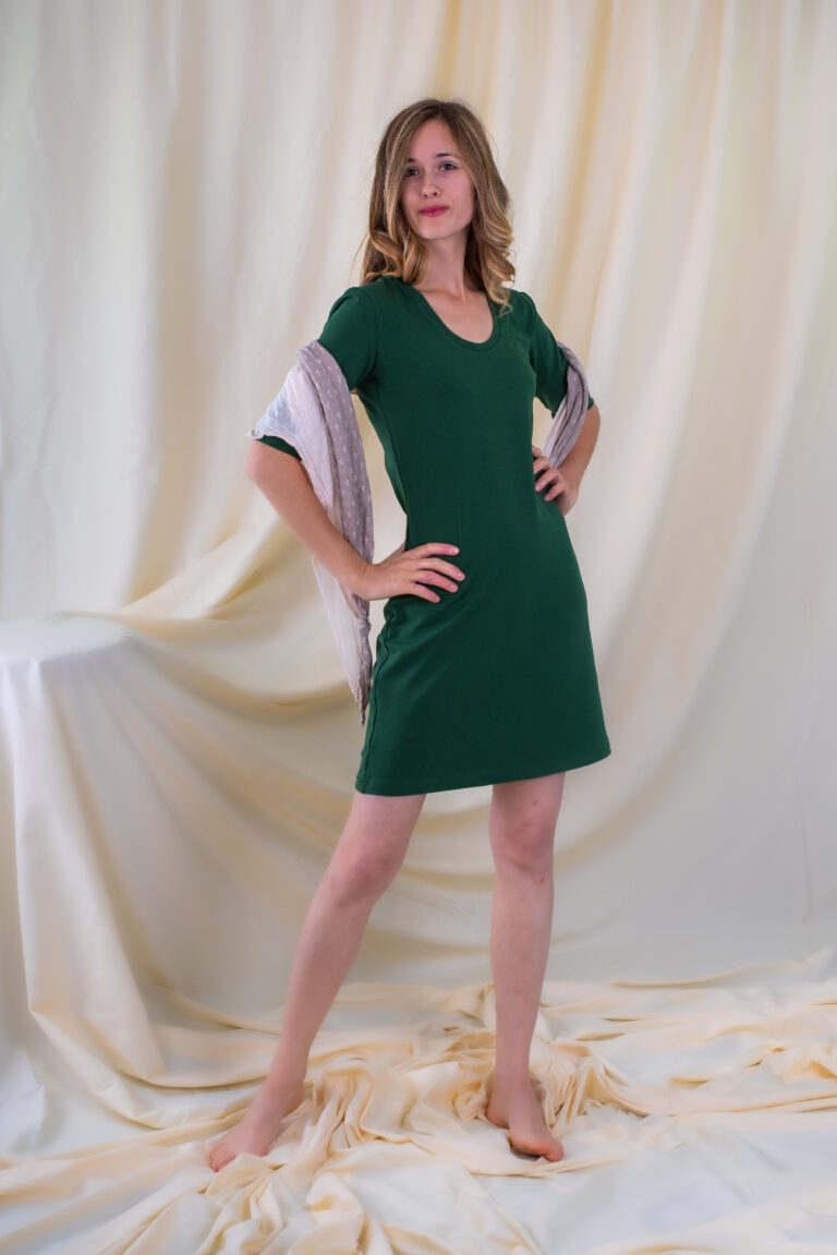 Krátké smaragdové šaty bez kapes