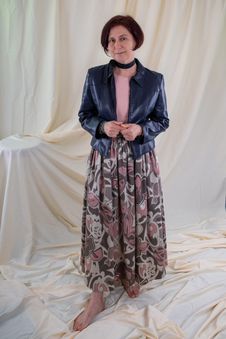 Dlouhá nabíraná sukně s kapsami - růžové ornamenty