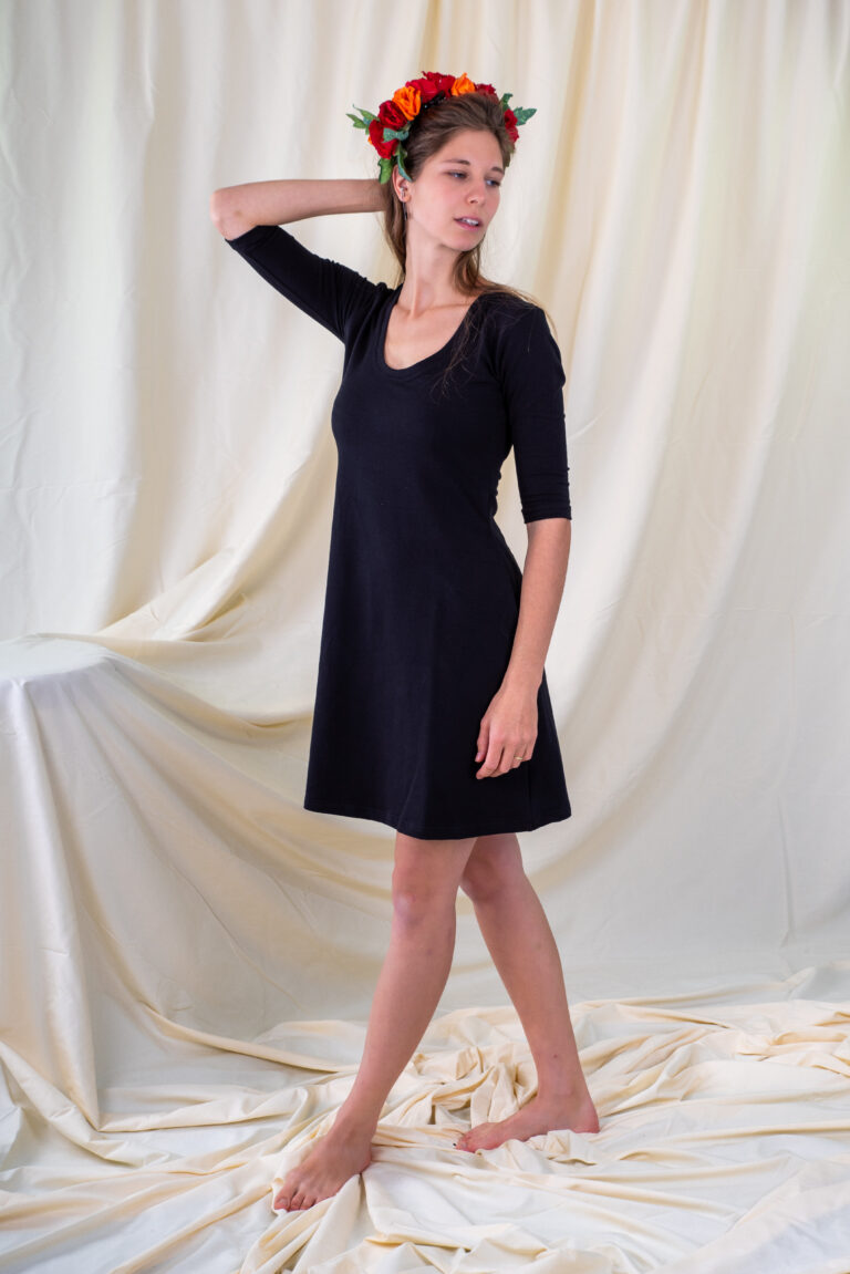 Krátké černé úpletové šaty - s kapsami i bez kapes