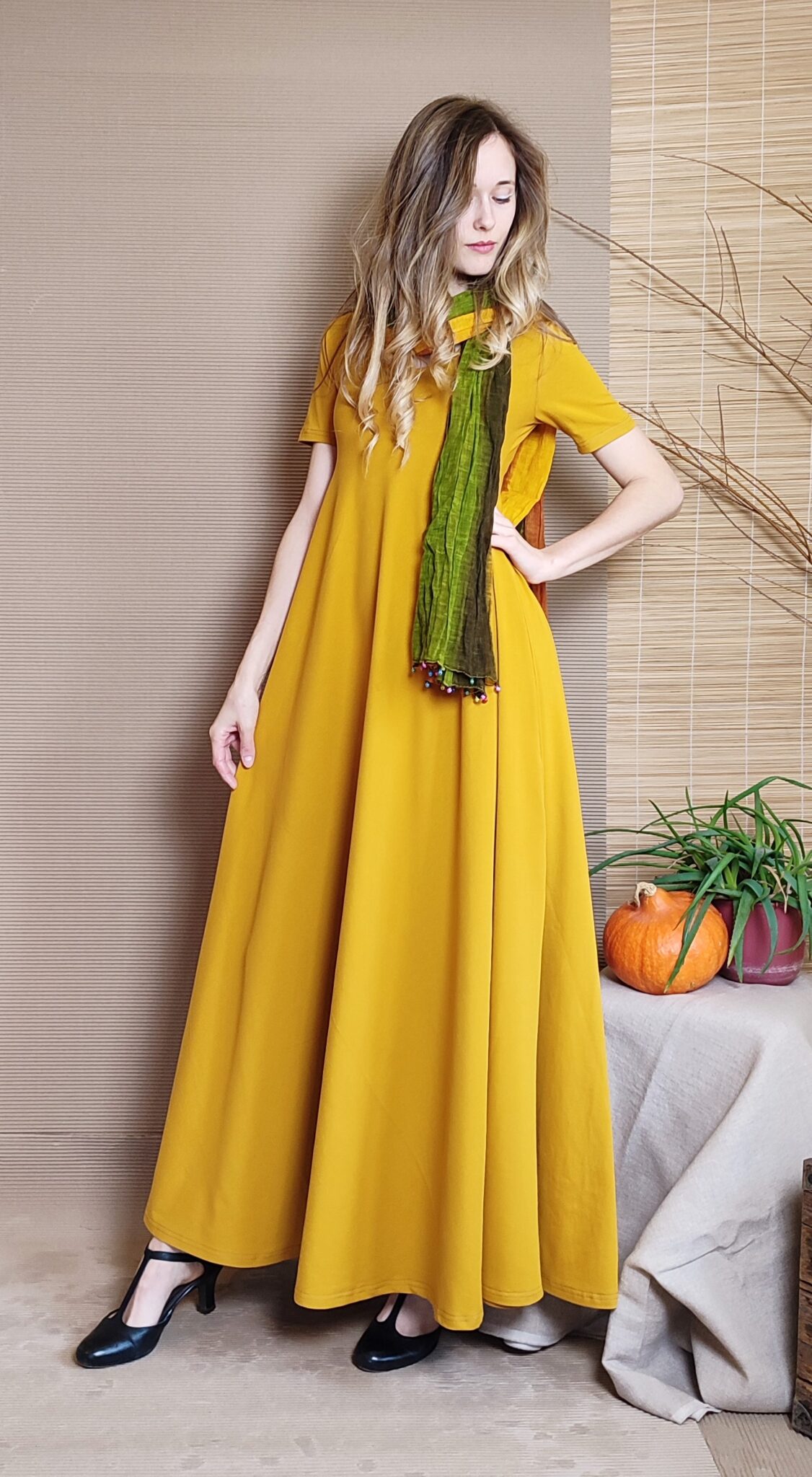 Elegantní dlouhé hořčicové šaty