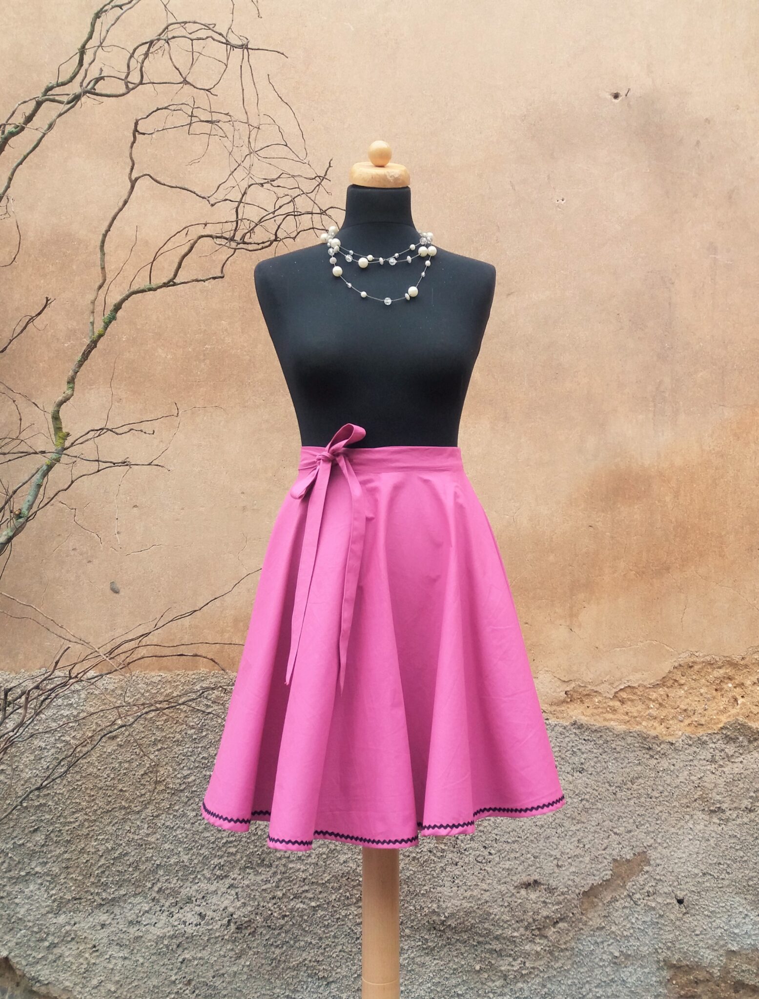 Kolová sukně -  fuchsiová s černou vlnkou