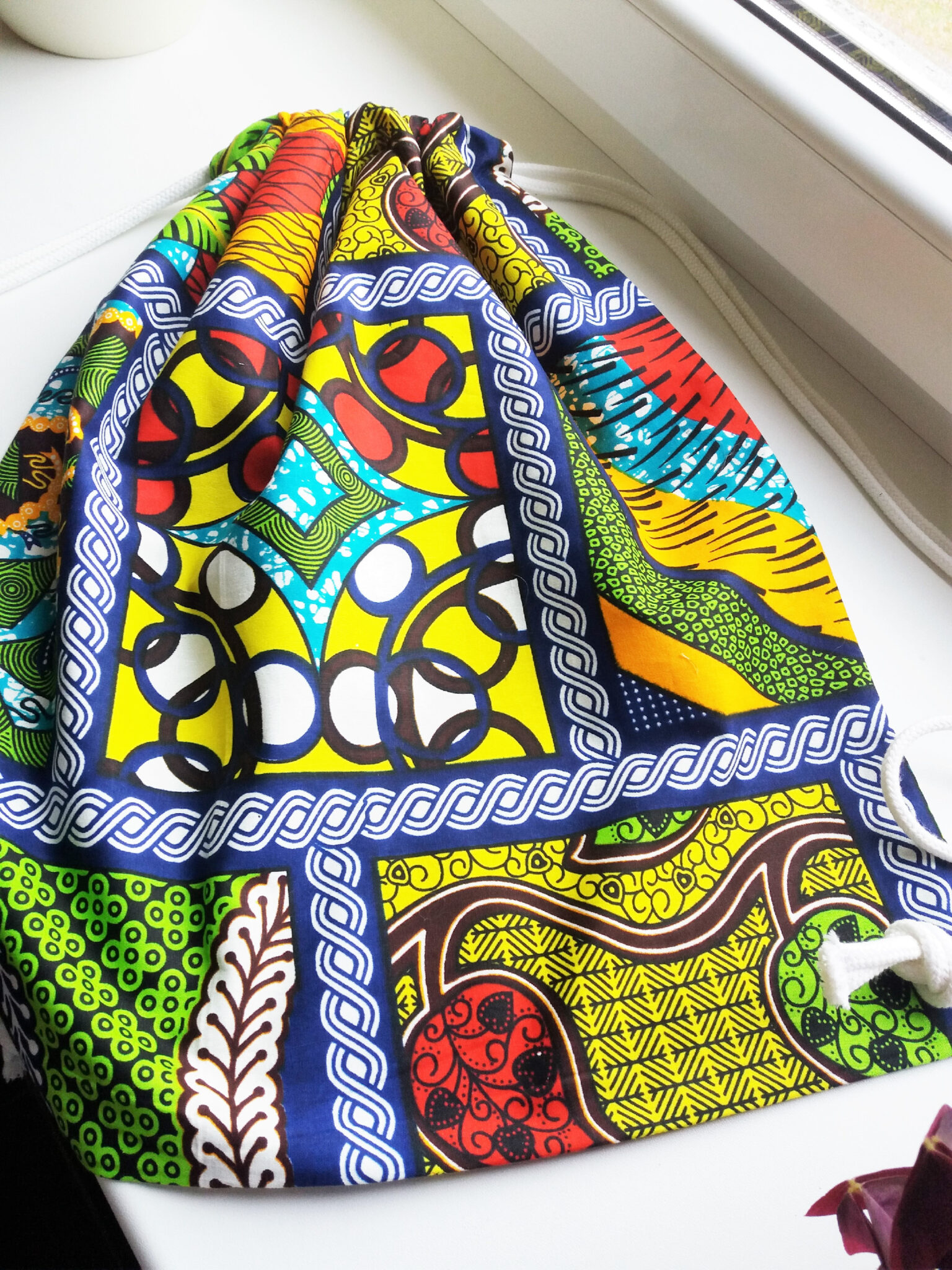 Africký batoh - barvami hýřící