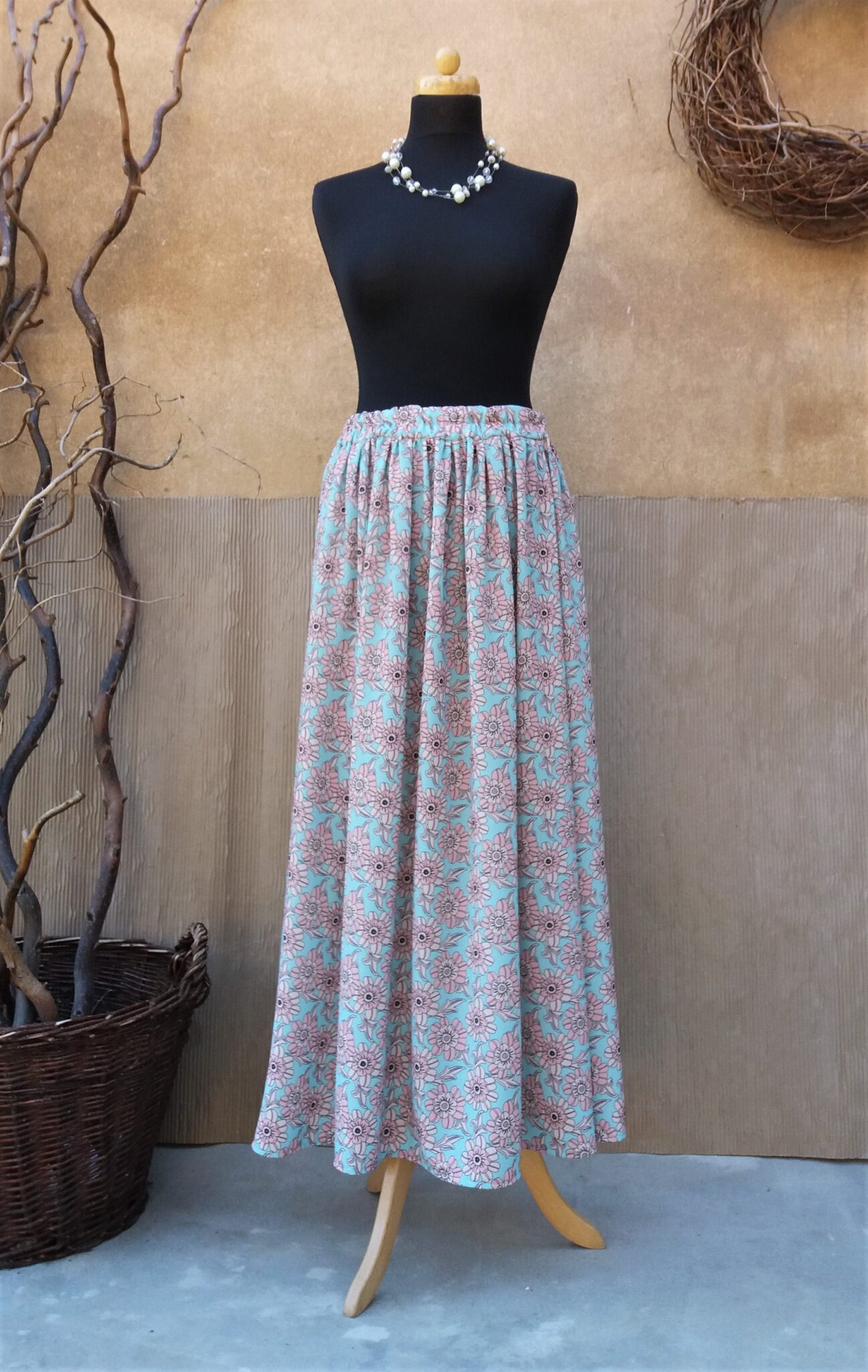 Blankytně modrá sukně s květy