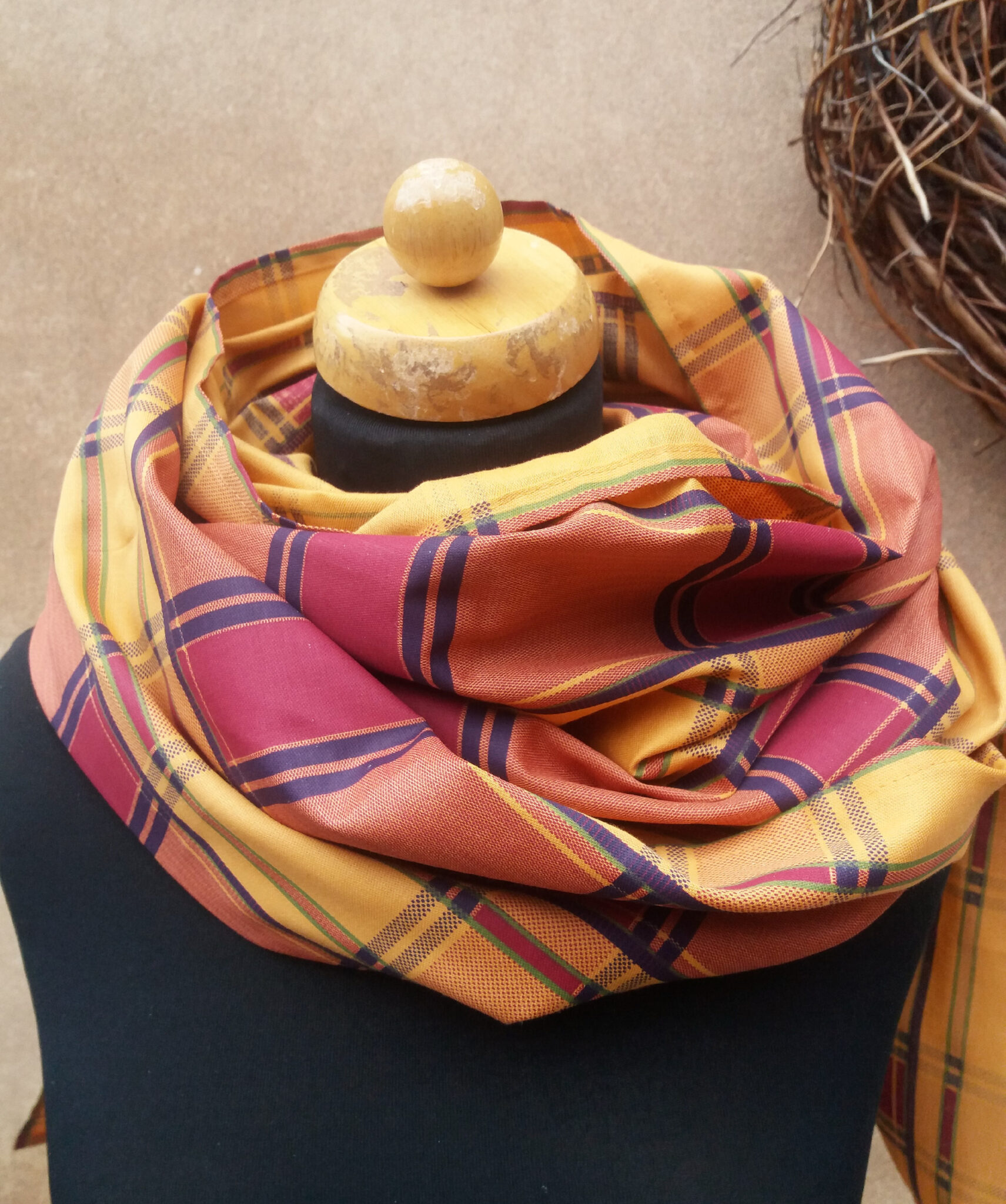 Kostkovaný, dlouhý šál