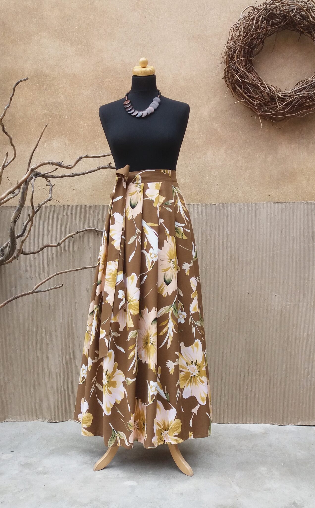 Dlouhá zavinovací sukně - hnědá viskóza s květy