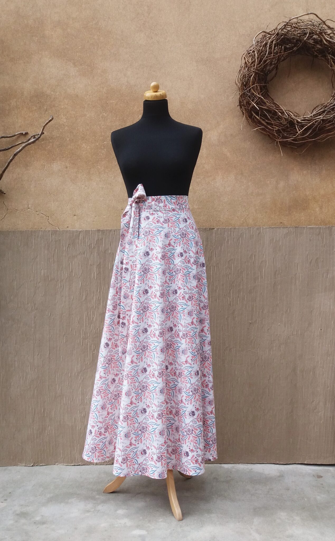 Dlouhá půlkolová sukně - bílá káva s kvítky