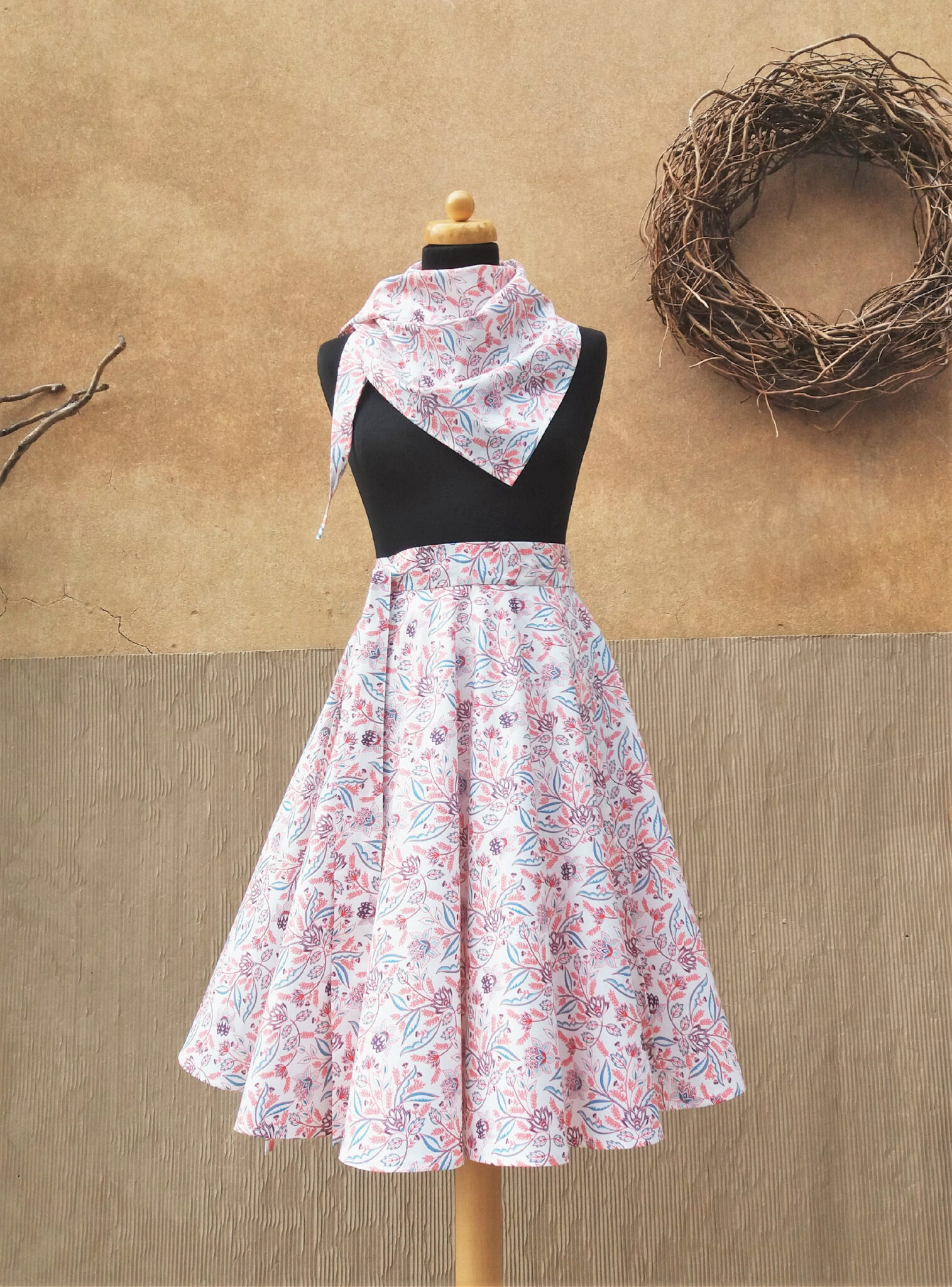 Kolová midi sukně - bílá káva s kvítky