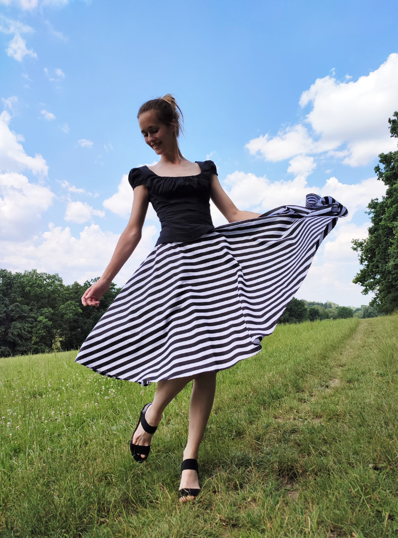 Kolová midi sukně - černý proužek