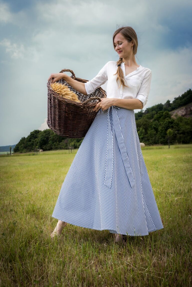 Dlouhá, zavinovací půlkolová sukně - modrá kanafaska