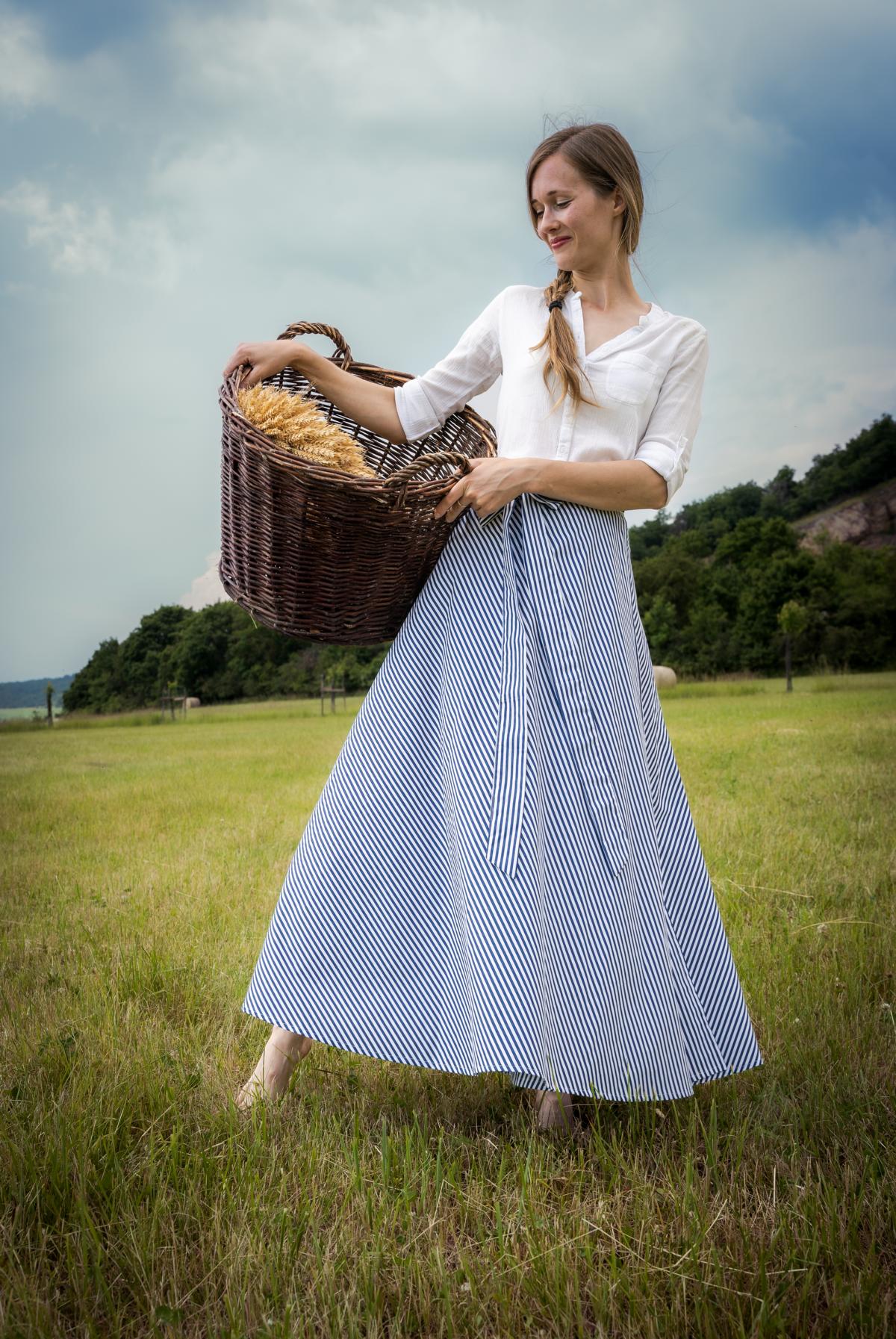 Dlouhá, zavinovací půlkolová sukně - modrá kanafaska