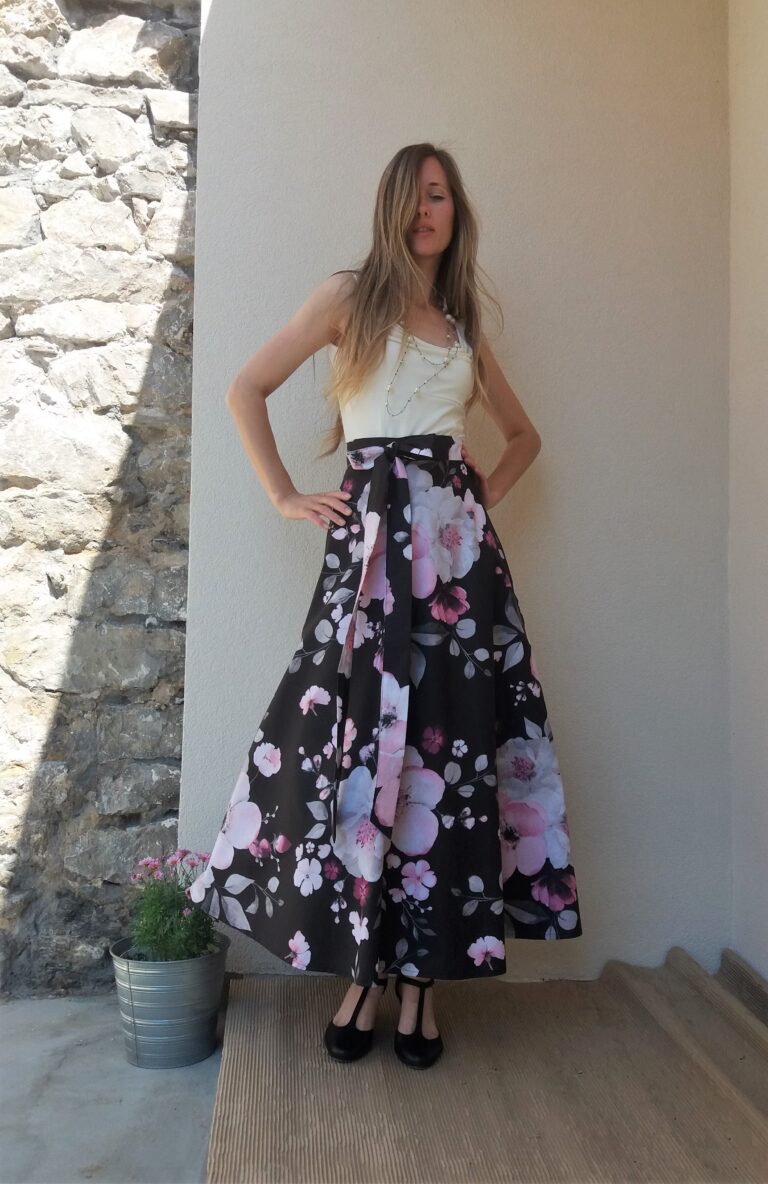 Dlouhá půlkolová sukně - černá s květy