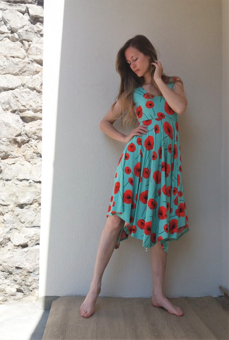 Cípaté krátké šaty makové