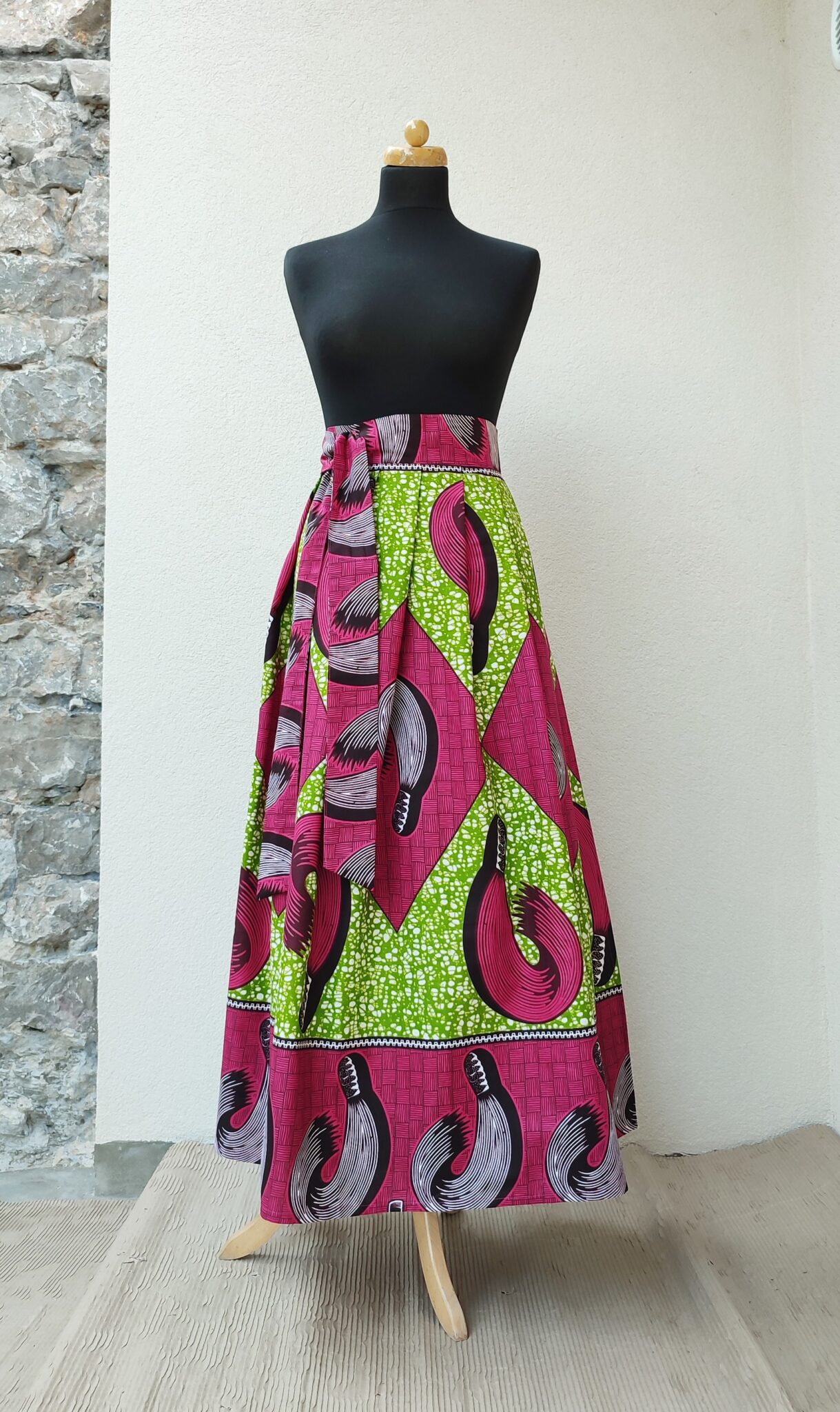 Dlouhá zavinovací sukně - Africa smetáčky