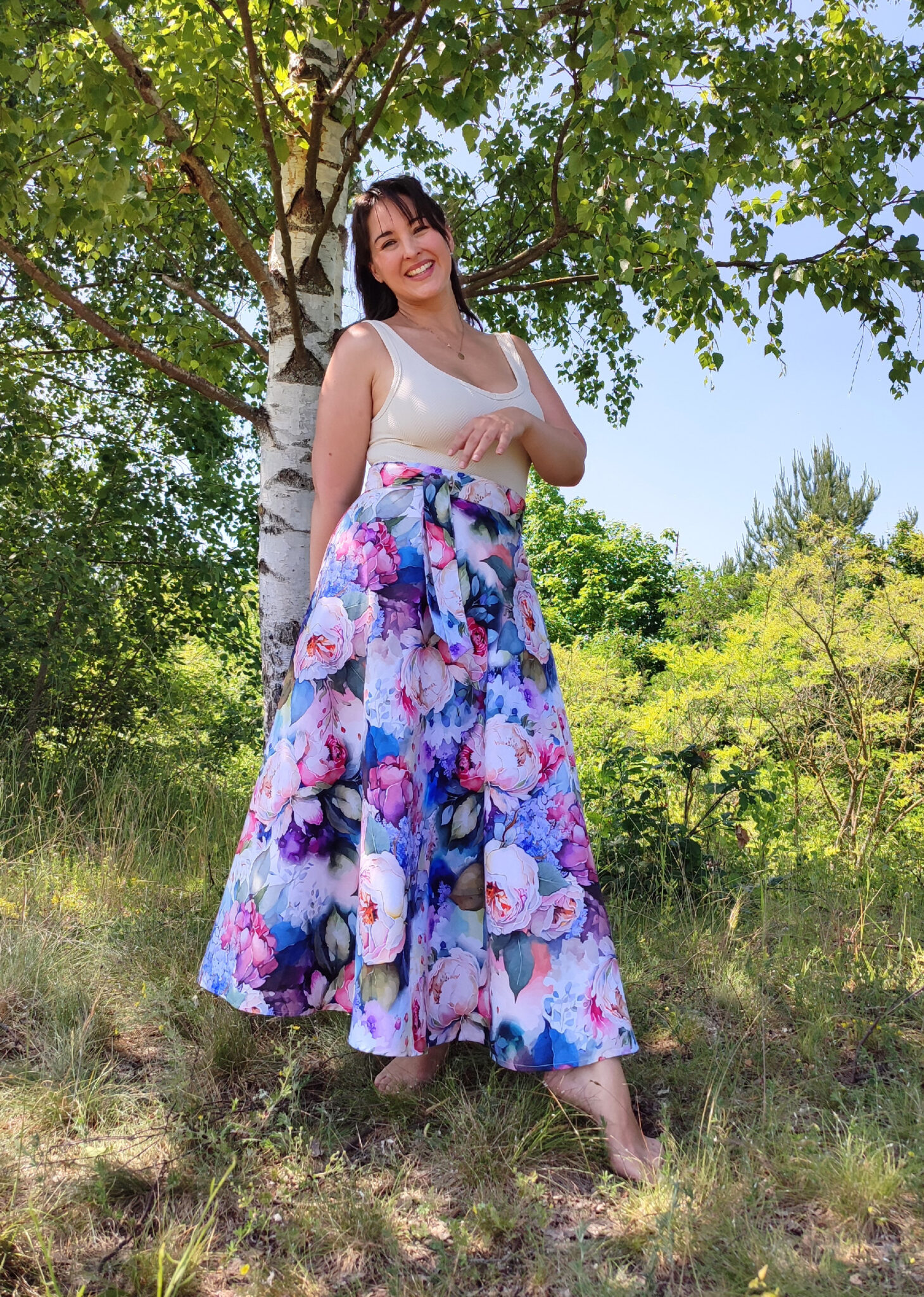 Dlouhá, zavinovací půlkolová sukně - satén pivoňky