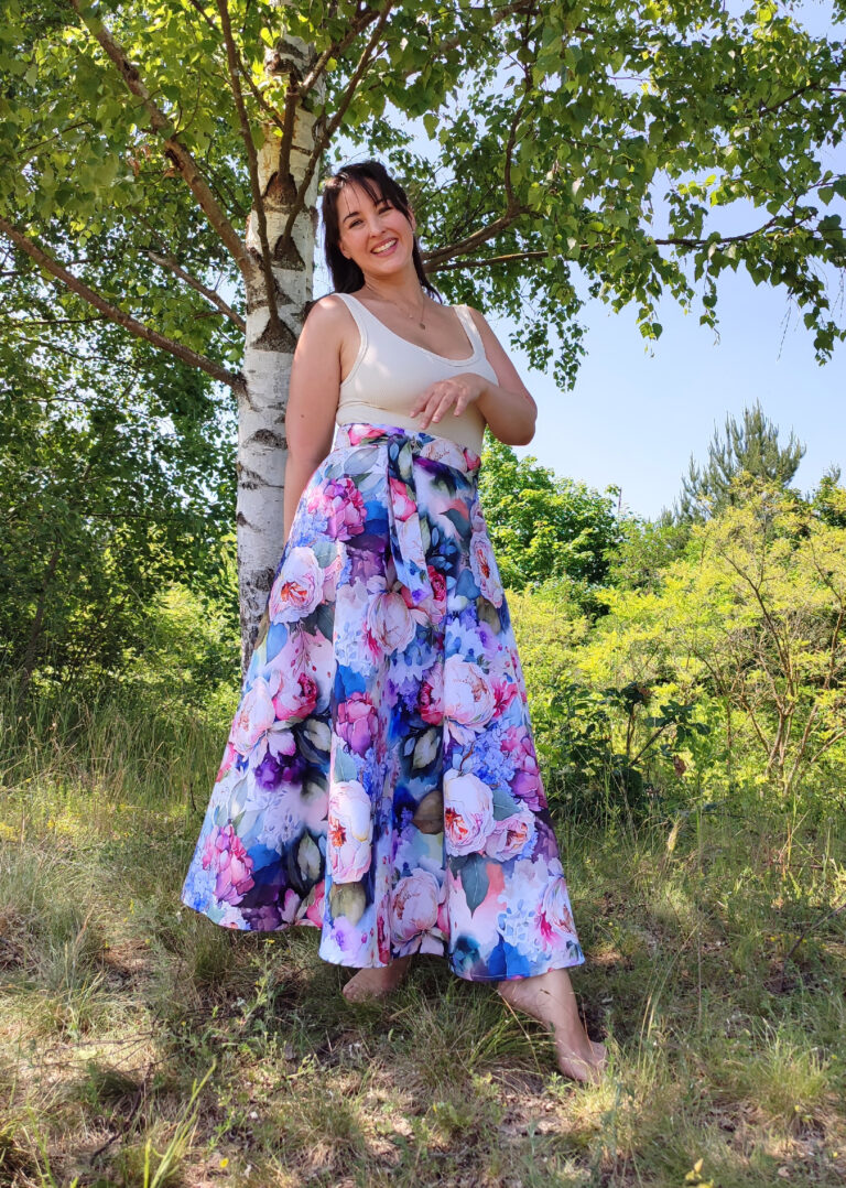 Dlouhá, zavinovací půlkolová sukně - satén pivoňky