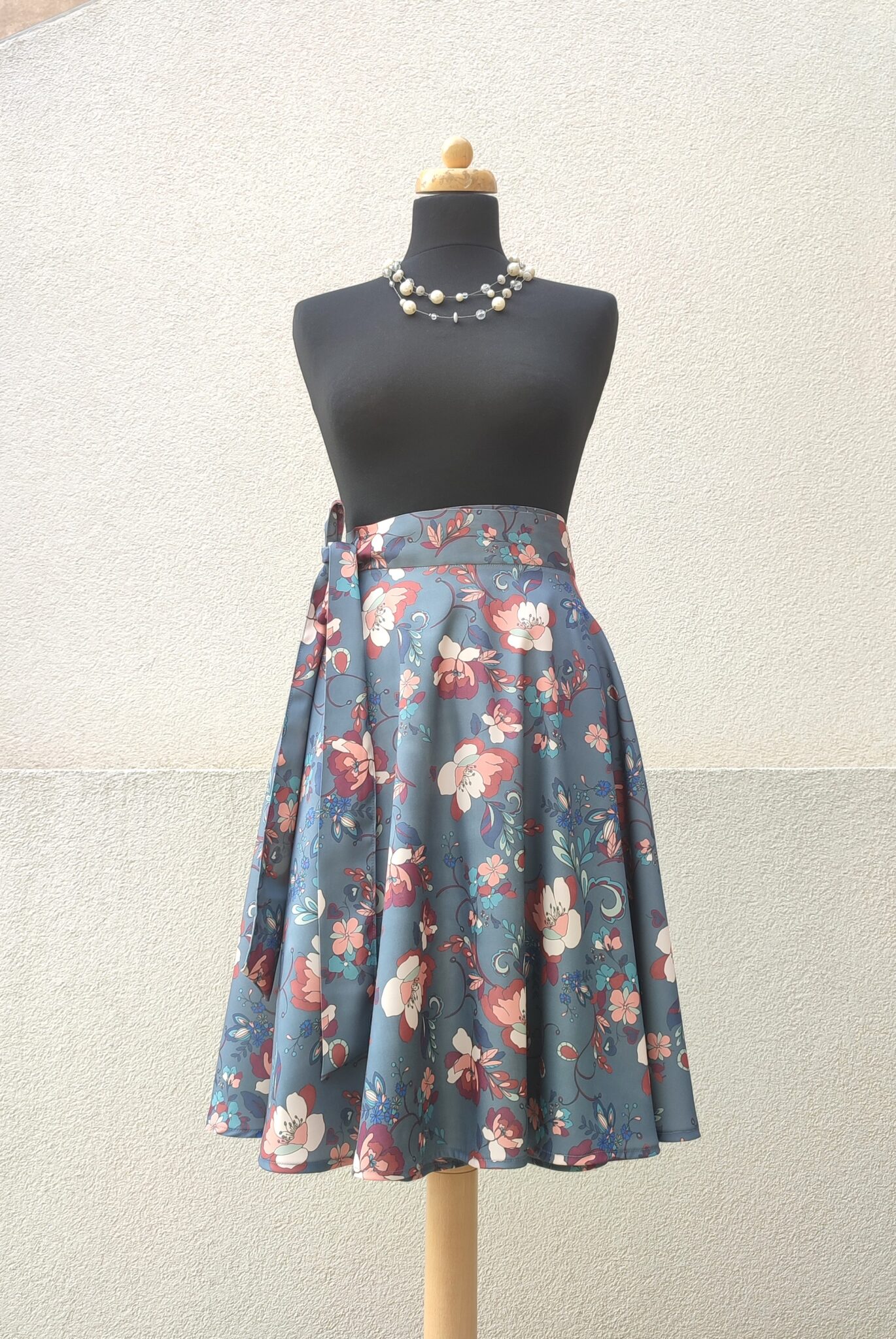 Krátká nemačkavá sukně - šedá s květy