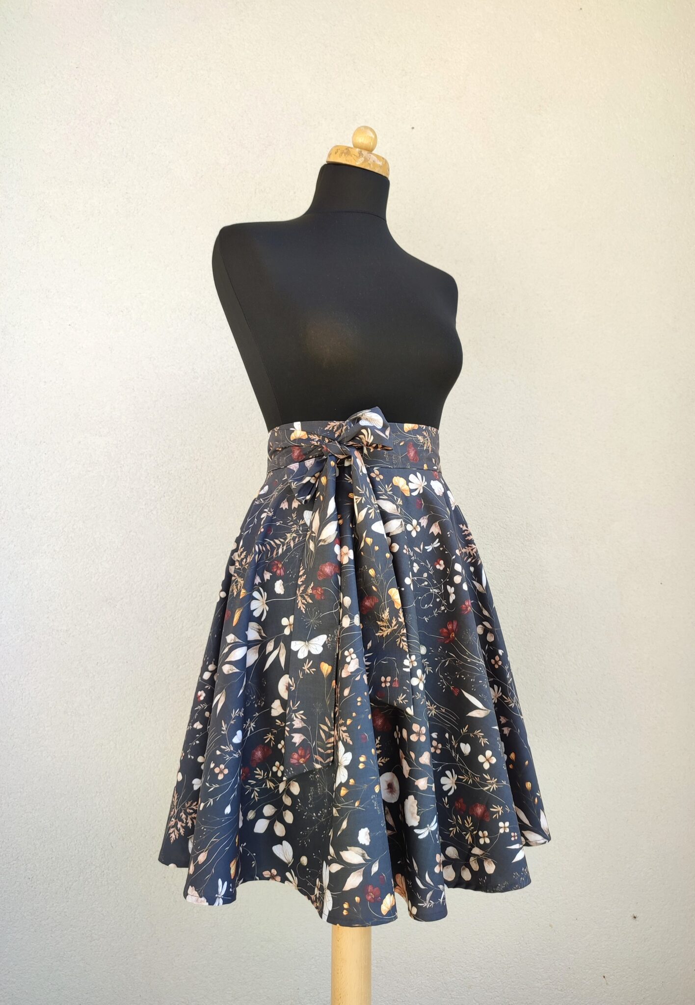 Kolová zavinovací sukně - hnědá louka