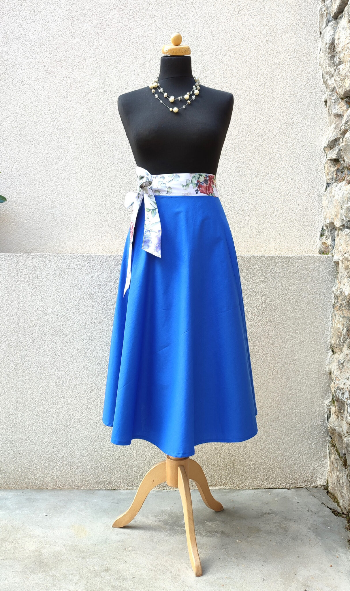 Midi půlkolová sukně s květovaným páskem XS - S