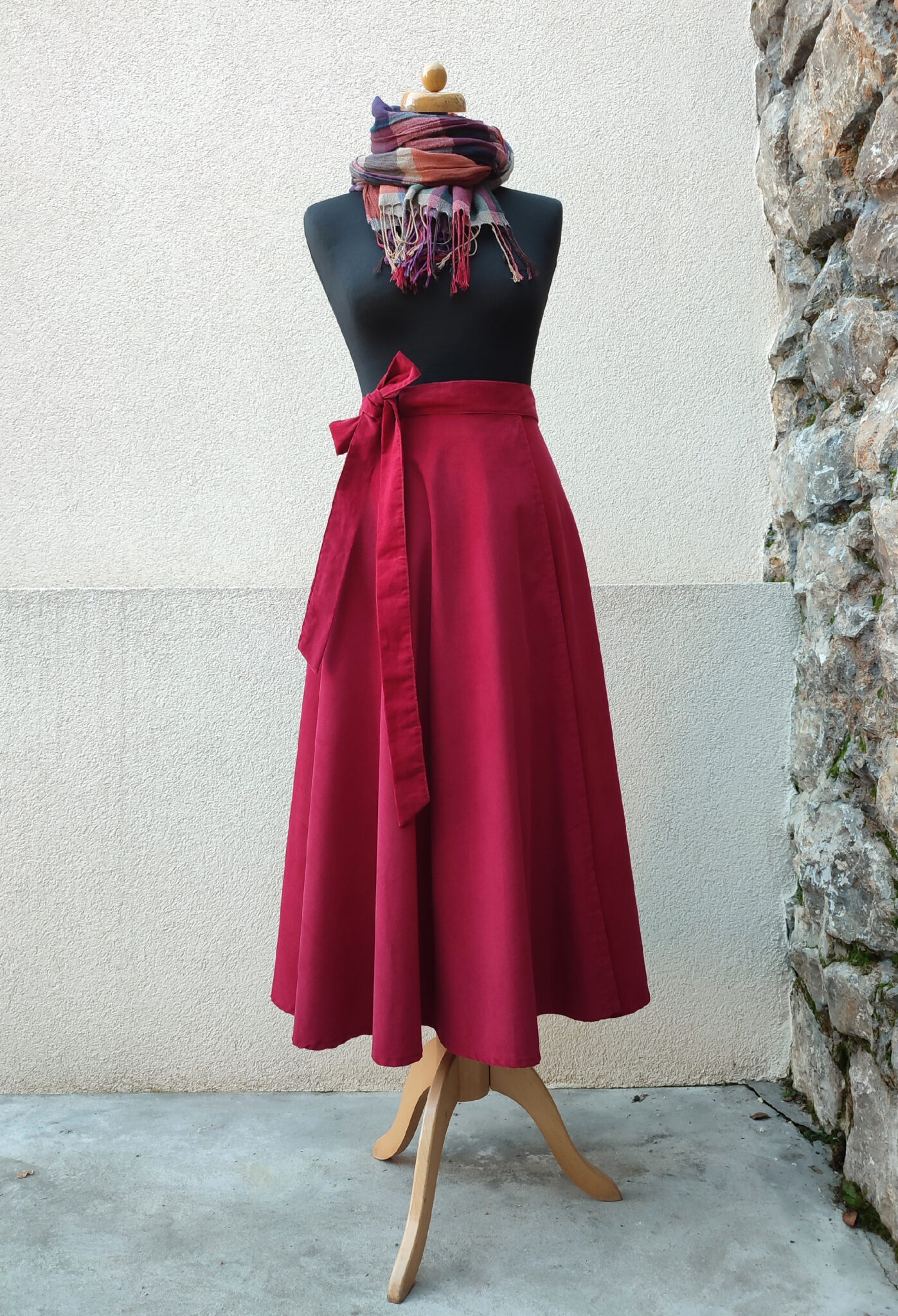 Manšestrová zavinovací půlkolová sukně - temně červená