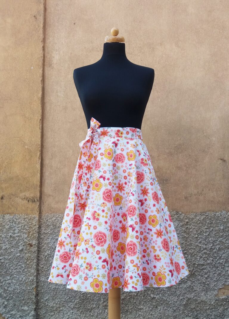 Krátká, zavinovací kolová sukně - oranžová kvítka