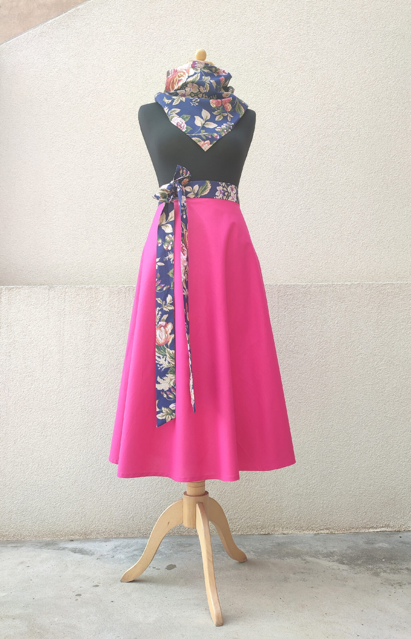 Dámská, midi půlkolová sukně - magenta s květovaným páskem