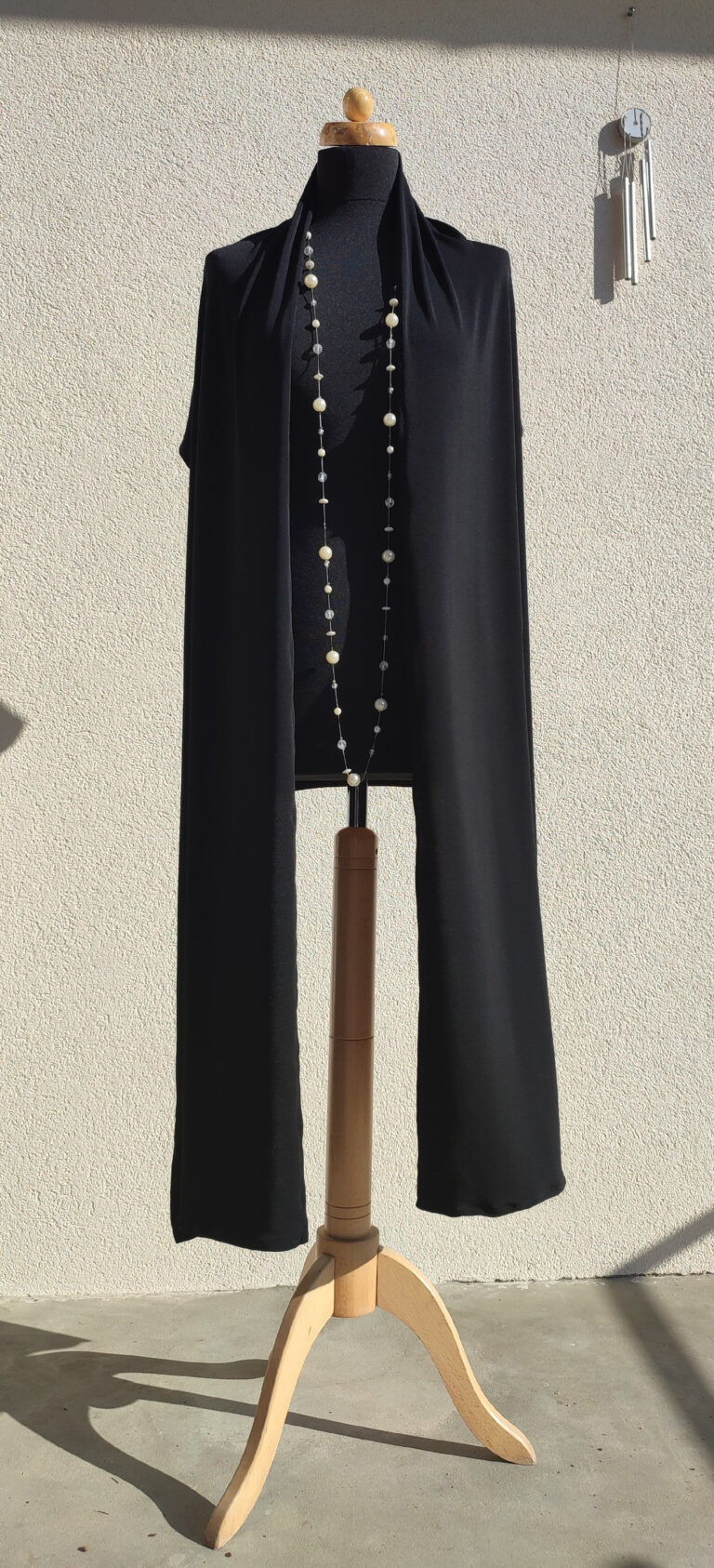 Dlouhý černý šál