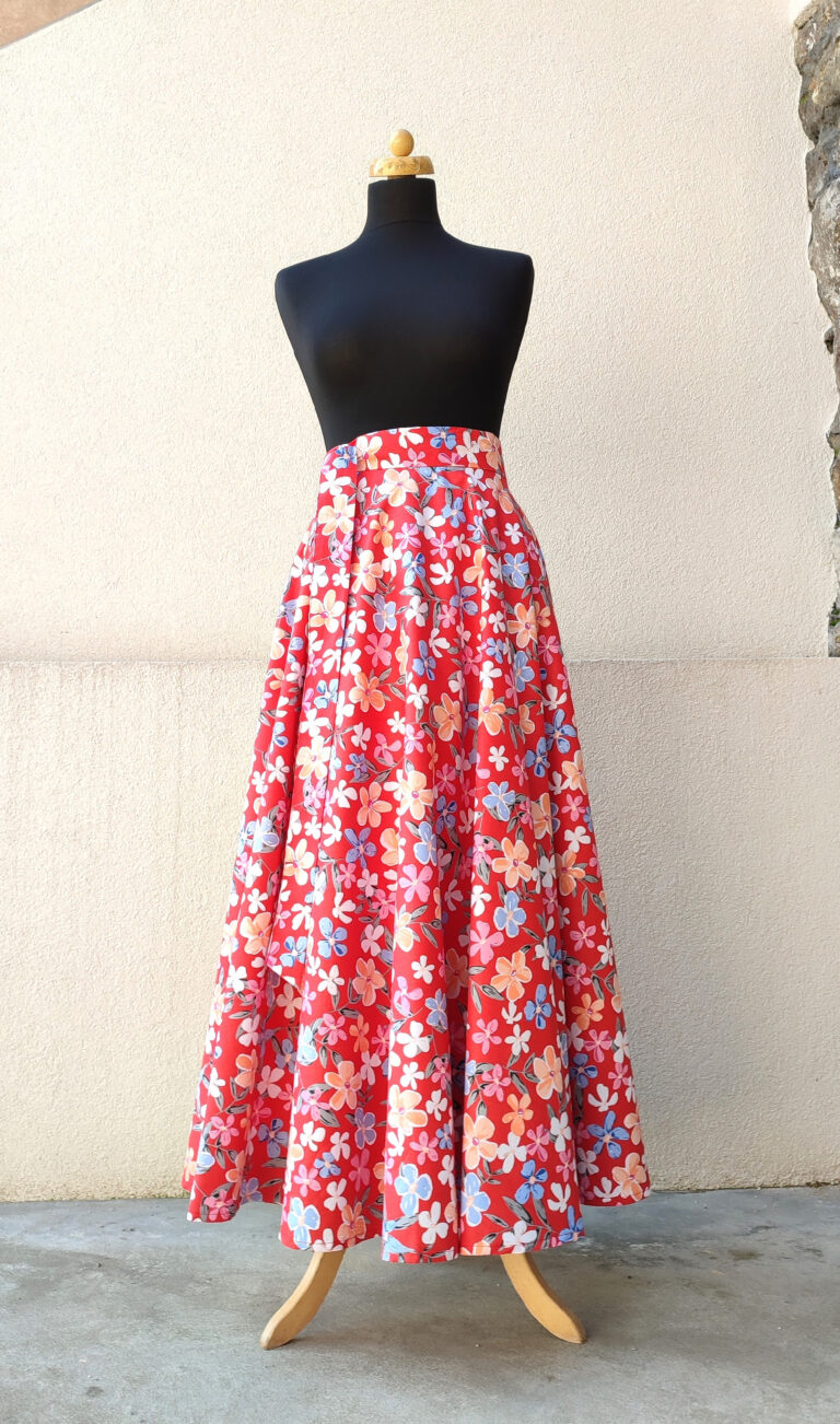 Dlouhá kolová sukně - červená s kvítky