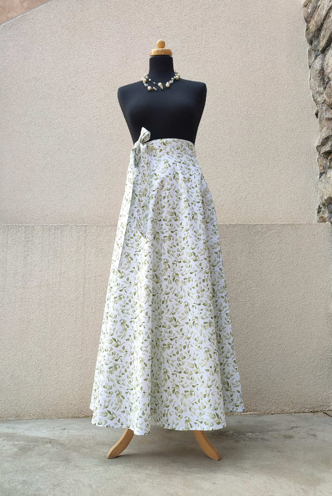 Dlouhá zavinovací půlkolová sukně - zelené lístky