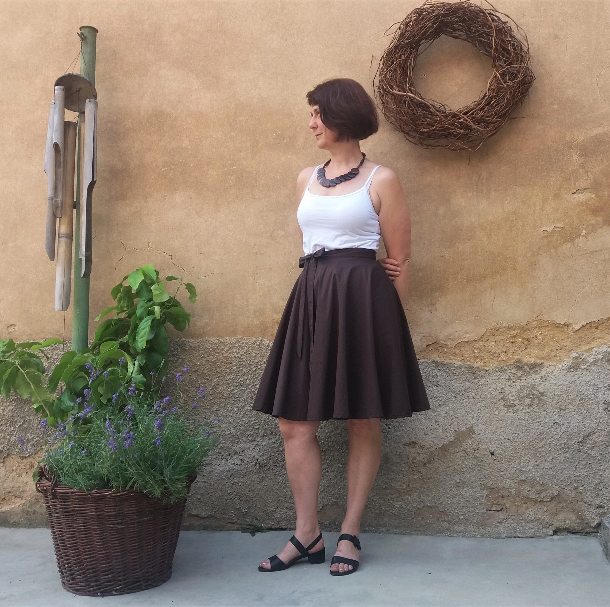 Krátká, zavinovací kolová sukně - čokoládová