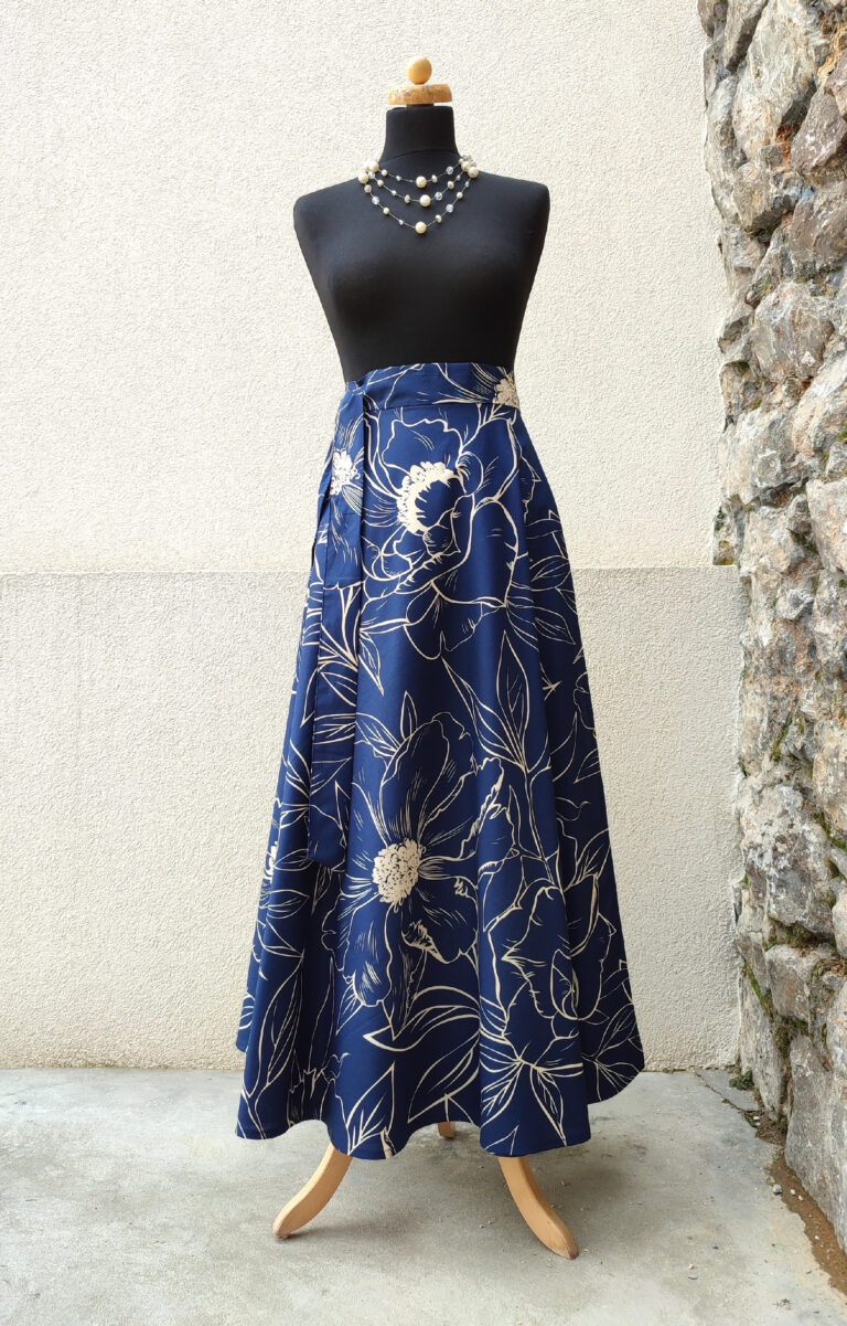 Dlouhá půlkolová sukně - modrá s béžovými květy