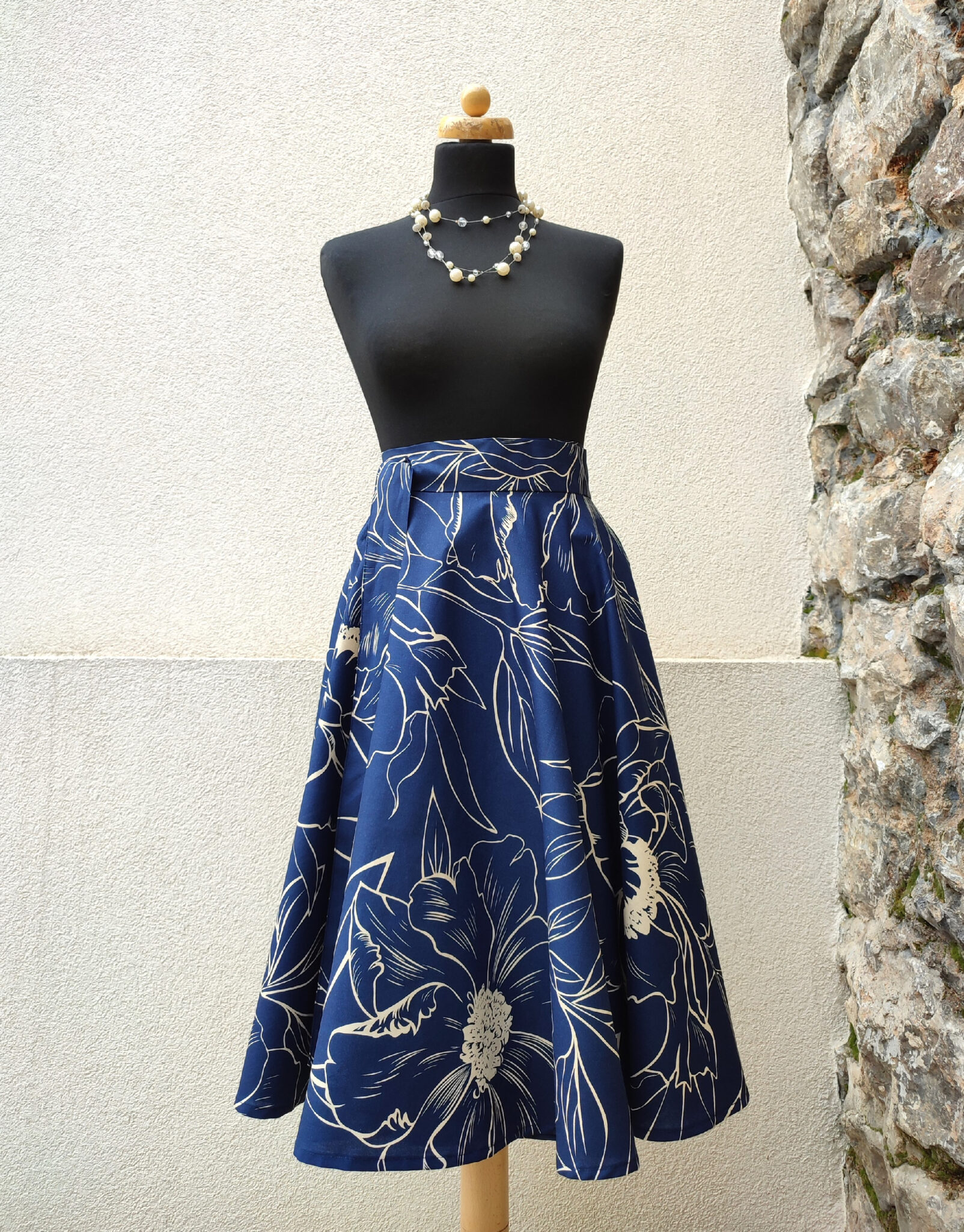 Kolová midi sukně - modrá s květy