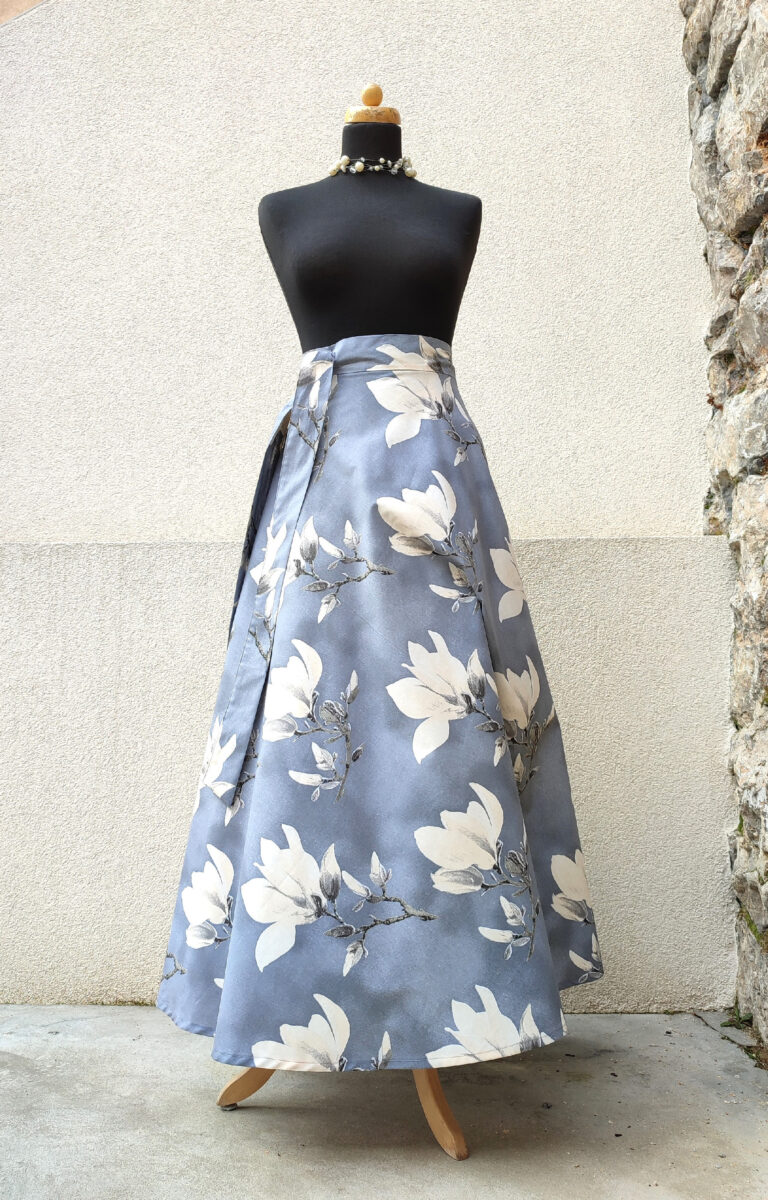 Dlouhá půlkolová sukně - šedá magnolie