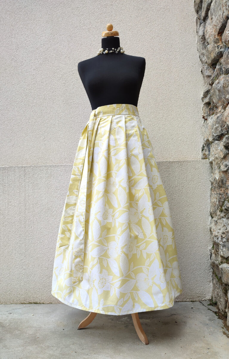 Dlouhá žlutá sukně s květy