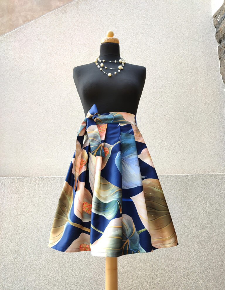 Krátká zavinovací sukně - satén kala