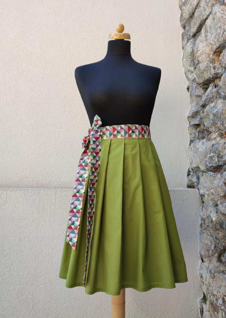 Krátká zavinovací sukně - zelená s barevným páskem