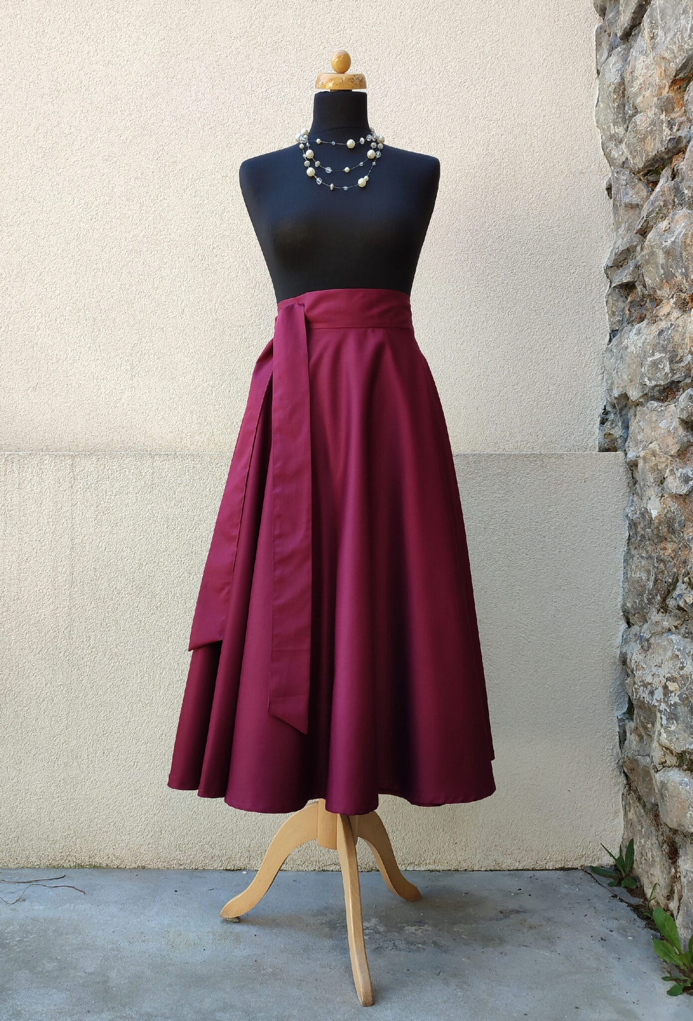 Saténová midi kolová sukně bordó