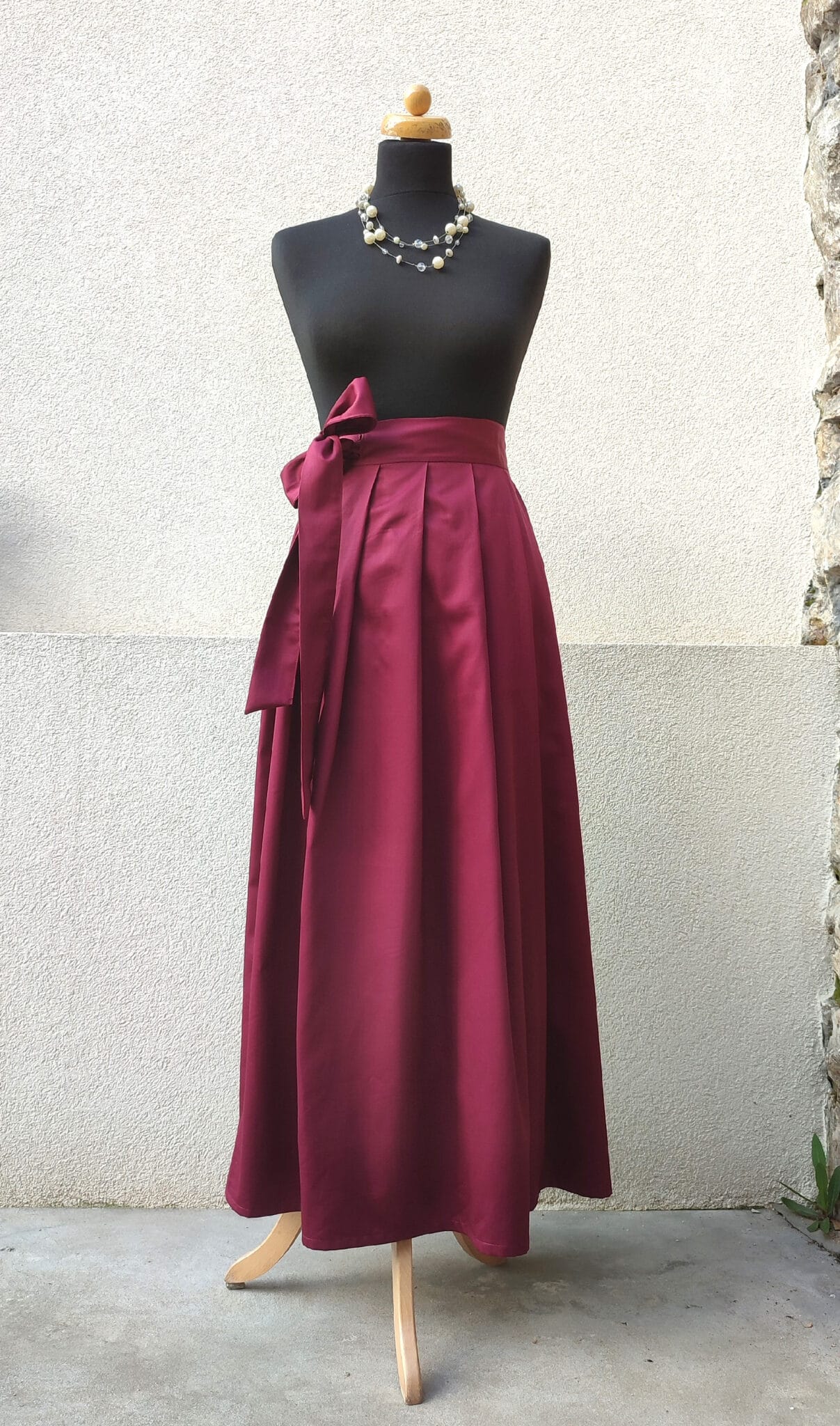 Dlouhá zavinovací sukně - bordó satén