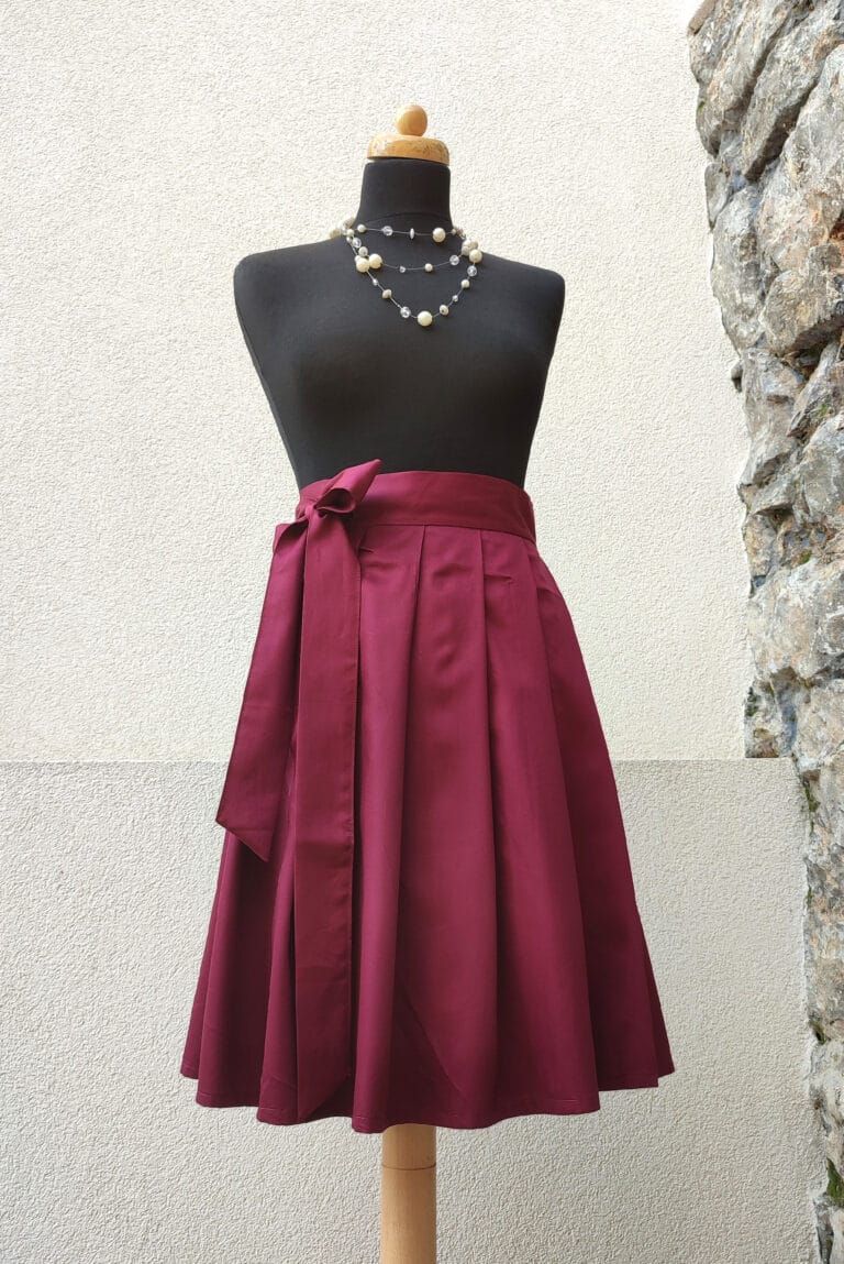 Krátká zavinovací sukně - bordó satén