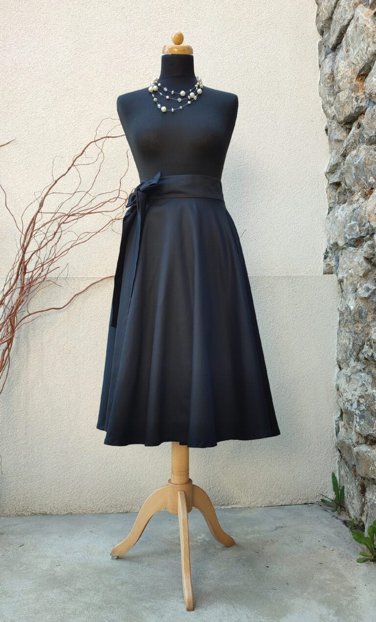 Midi kolová sukně - černý satén