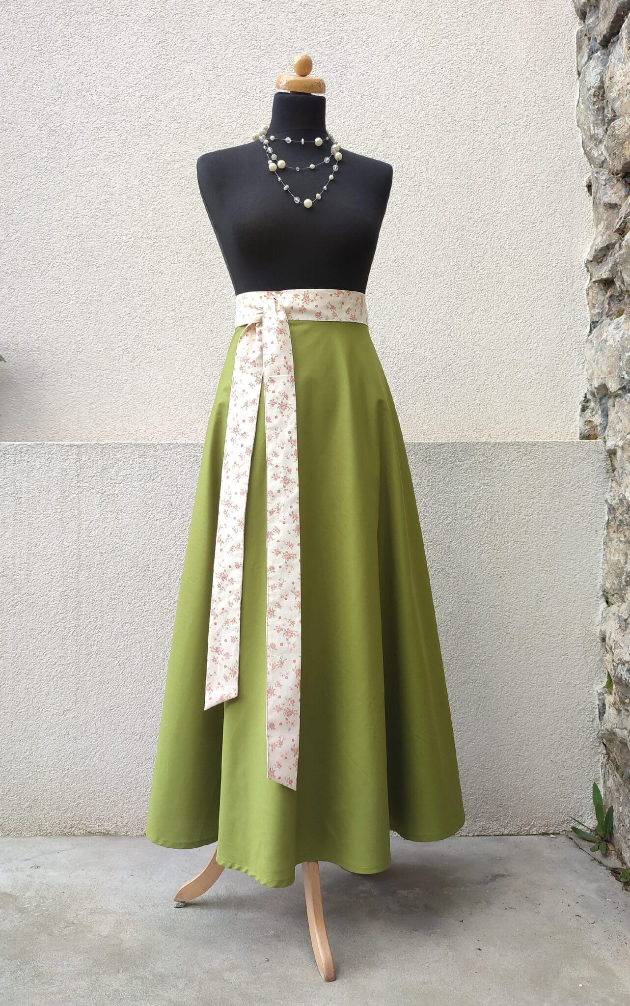 Dlouhá zavinovací, půlkolová sukně - zelená s něžným páskem