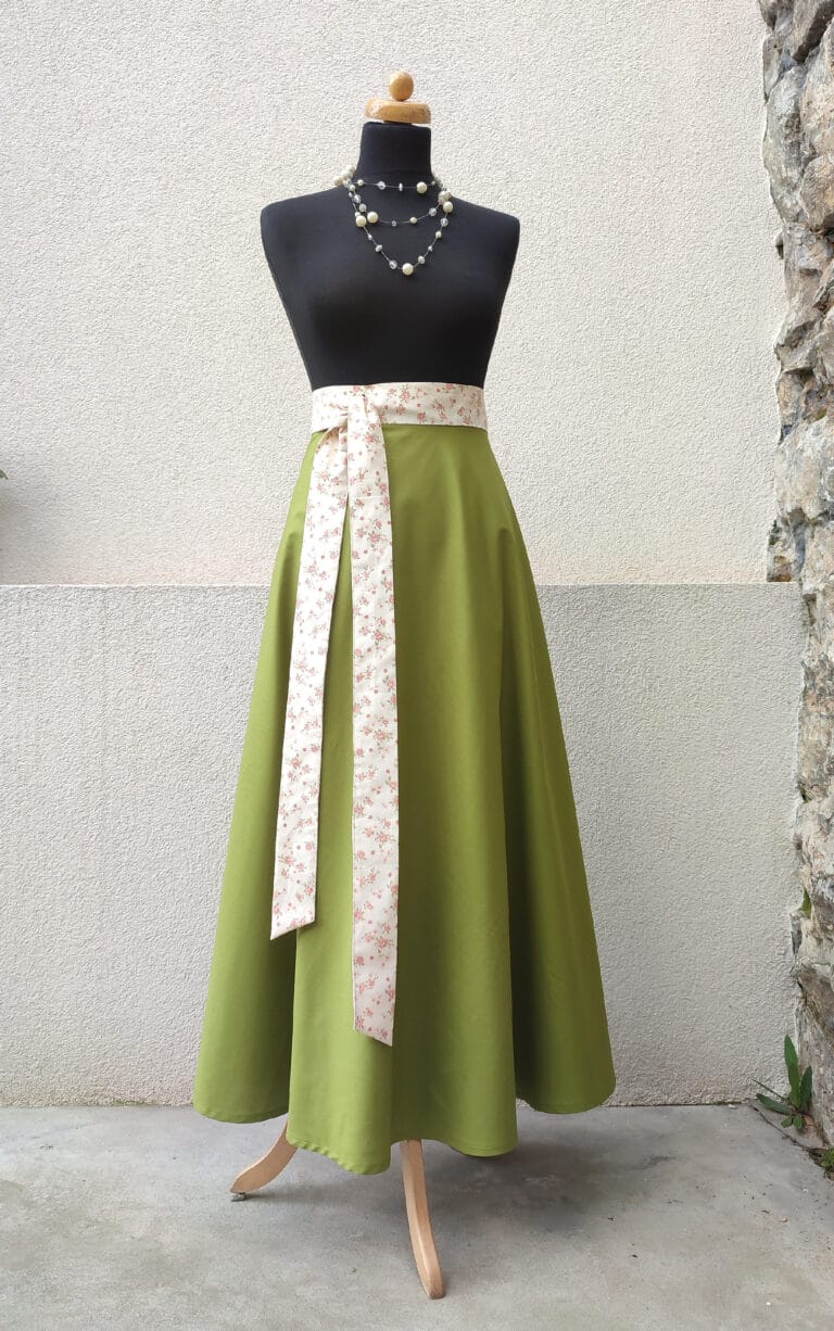 Dlouhá zavinovací, půlkolová sukně - zelená s něžným páskem
