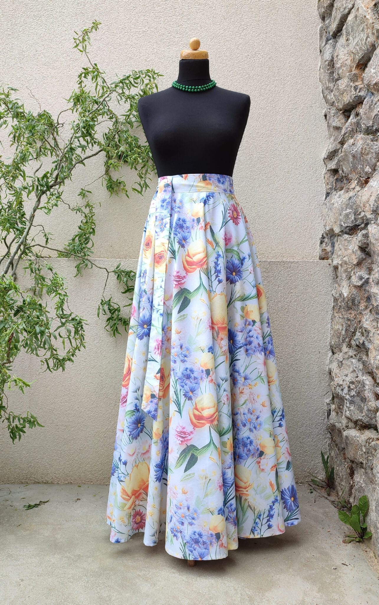 Dlouhá kolová sukně květovaná