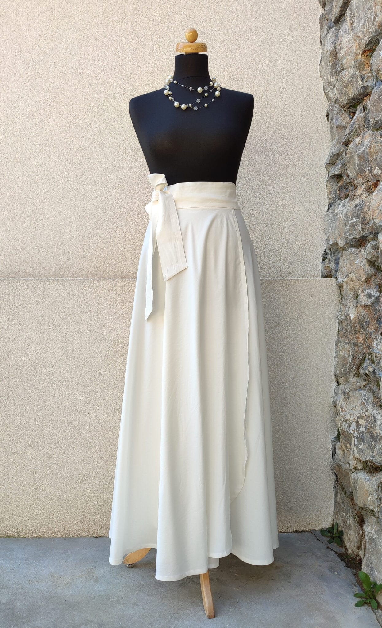 Dlouhá půlkolová sukně - bílá